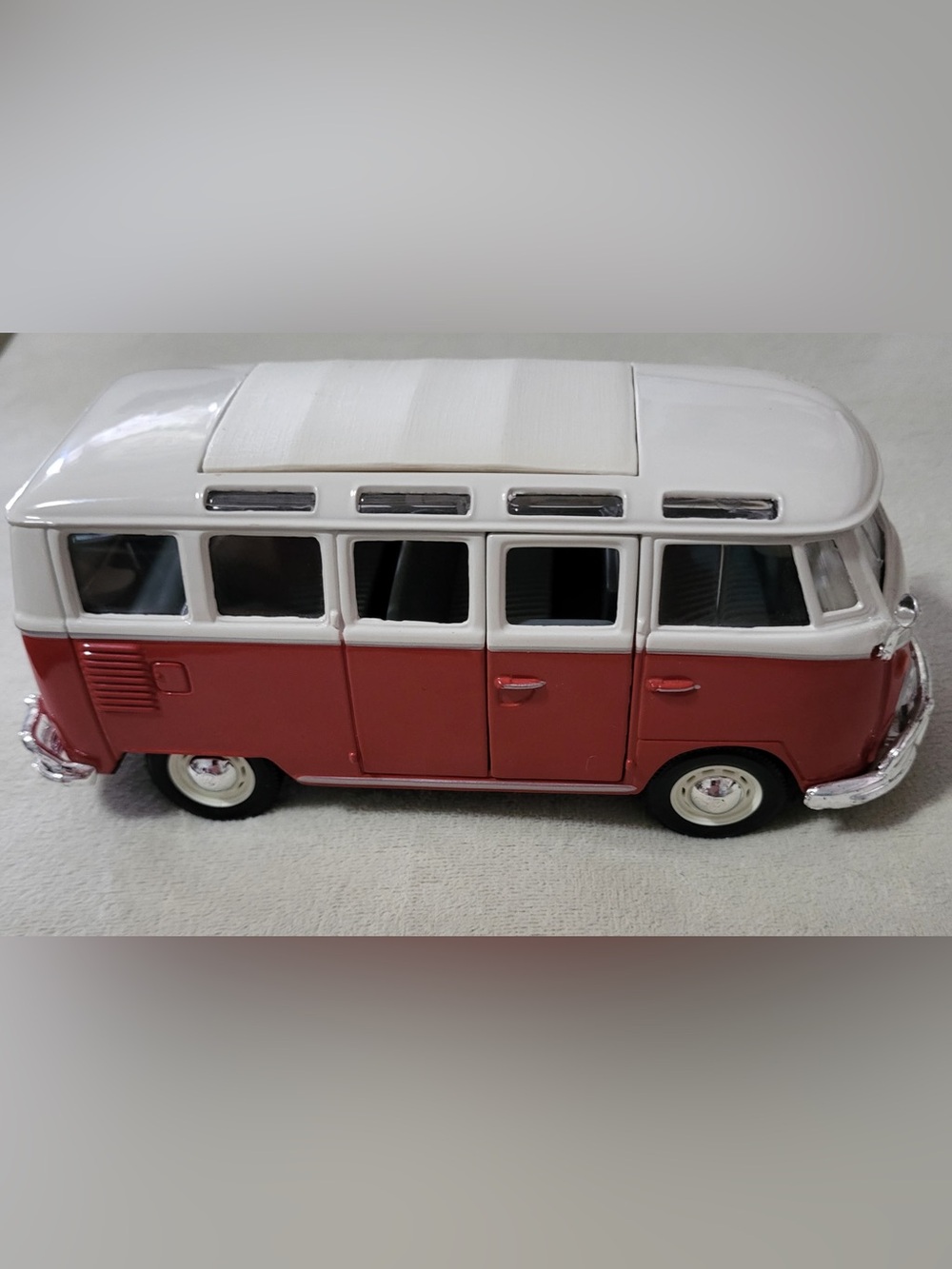 Volkswagen Van "Samba" Microbus 1:25 Diecast Red and White 
by Maisto